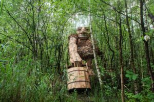 Sette troll e una torre magica. Le sculture di Thomas Dambo in Belgio