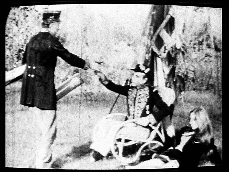 Ugo Nespolo, La Galante avventura del cavaliere dal lieto volto, 1966-67, fotogramma dal film con Enrico Baj e Lucio Fontana