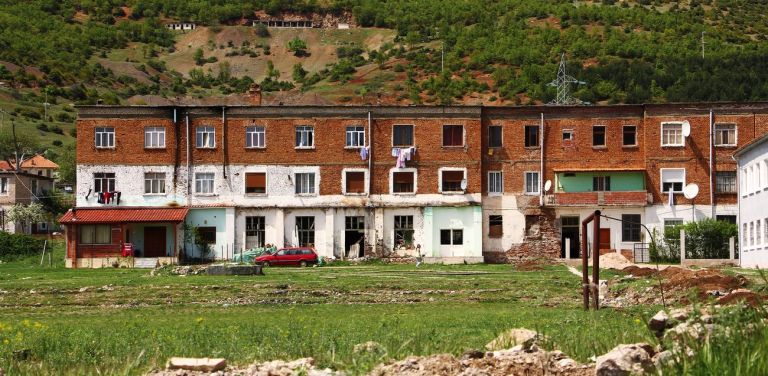 Un palazzo abitato da rom a Perrenjas, Albania orientale. Photo Marco Carlone