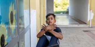 Un ragazzo si mette in posa mimando con le mani l’aquila bicefala, simbolo dell’Albania. Photo Marco Carlone