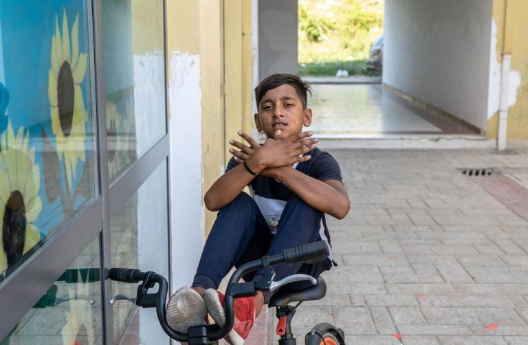 Un ragazzo si mette in posa mimando con le mani l’aquila bicefala, simbolo dell’Albania. Photo Marco Carlone