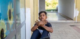 Un ragazzo si mette in posa mimando con le mani l’aquila bicefala, simbolo dell’Albania. Photo Marco Carlone