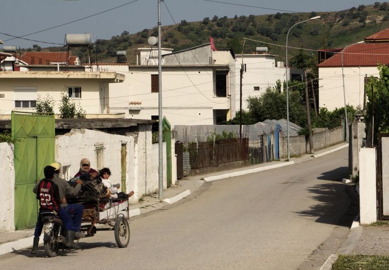 Una famiglia rom a Rrogozhinë, Albania centrale. Photo Marco Carlone