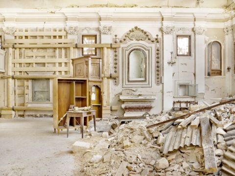 Chiesa di San Pietro a Onna, frazione dell'Aquila, dopo il terremoto (maggio 2009, restaurata nel 2016). Massimo Siragusa