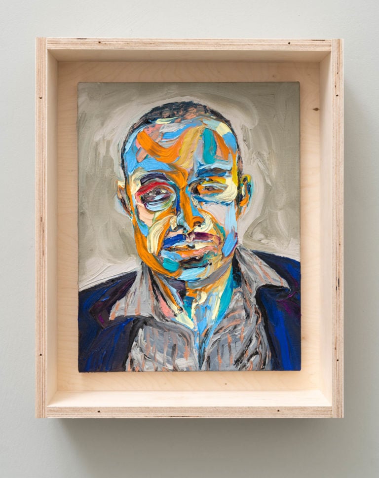 Matteo Fato, Tribuna / Tribune (ritratto di / portrait of Massimiliano Tonelli, Giornalista / Journalist, Roma ), 2019 olio su lino / oil on linen, 30 x 39 cm cassa da trasporto in multistrato / case for transport in plywood Courtesy dell’Artista / the Artist & Monitor, Rome - Lisbon - Pereto (AQ)