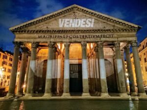 #vendesiroma. La Capitale in vendita per una notte grazie a una curiosa performance