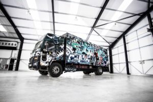 Un camion griffato Banksy va all’asta. Con i suoi 80 mq, è il suo più grande lavoro di sempre