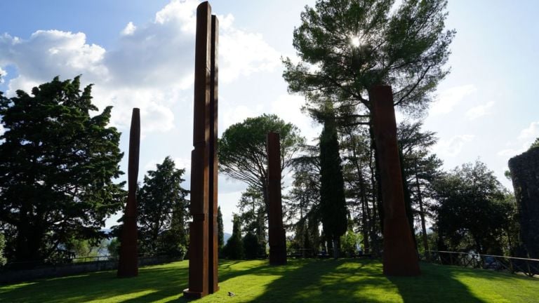 Beverly Pepper, The Todi Columns, 2019. Photo © Auro e Celso Ceccobelli