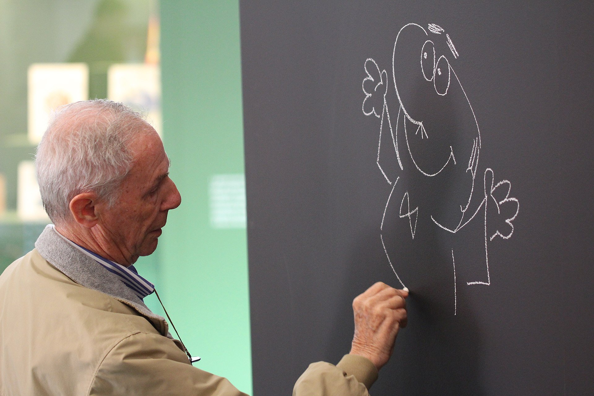 Bruno Bozzetto disegna il Signor Rossi all'inaugurazione della mostra Giro Giro Tondo, Design for children alla Triennale di Milano, 2017 foto Leprev CC BY SA 4.0