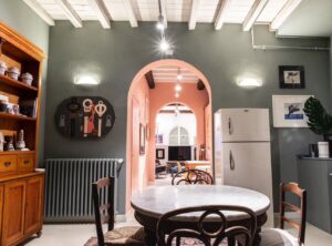 Airbnb, a casa del maestro. Nel centro di Bologna la dimora di Concetto Pozzati offre ospitalità
