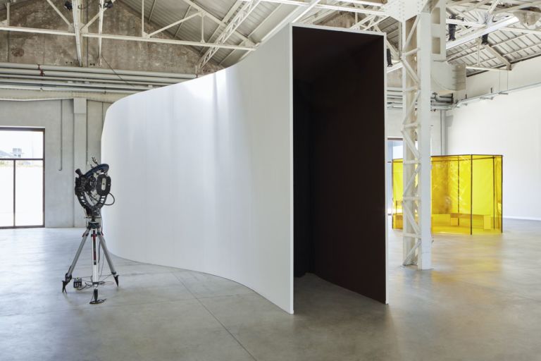 Daniel Steegmann Mangrané. A Leaf Shaped Animal Draws The Hand. Exhibition view at Pirelli HangarBicocca, Milano 2019. Courtesy l'artista & Pirelli HangarBicocca. Photo Agostino Osio