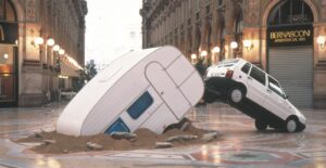 Ricordate la Fiat Uno di Elmgreen & Dragset in Galleria a Milano? 16 anni dopo ecco la copia