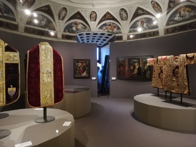 Fili d'oro e dipinti di seta. Installation view at Castello del Buonconsiglio, Trento 2019