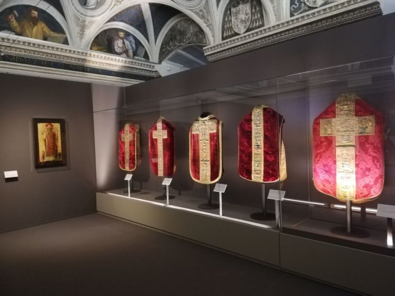 Fili d'oro e dipinti di seta. Installation view at Castello del Buonconsiglio, Trento 2019