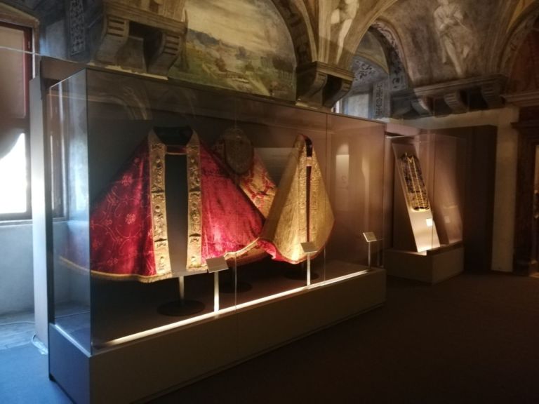 Fili d'oro e dipinti di seta. Installation view at Castello del Buonconsiglio, Trento 2019