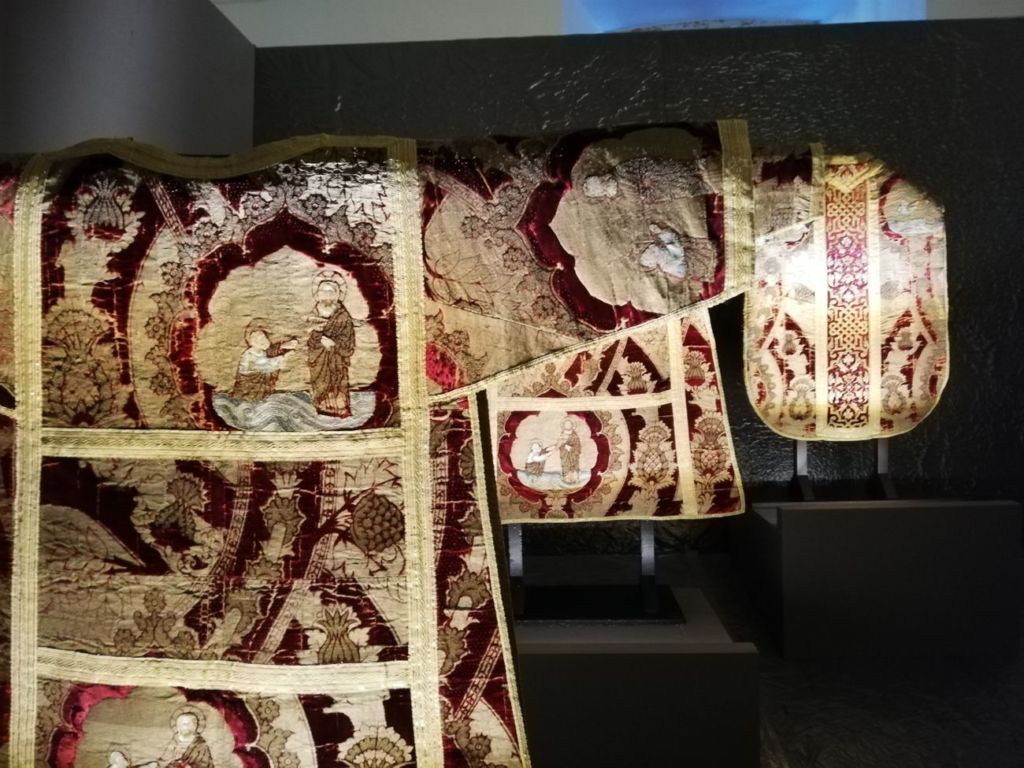 Antichi splendori da indossare. Seta, pittura e fili d’oro a Trento