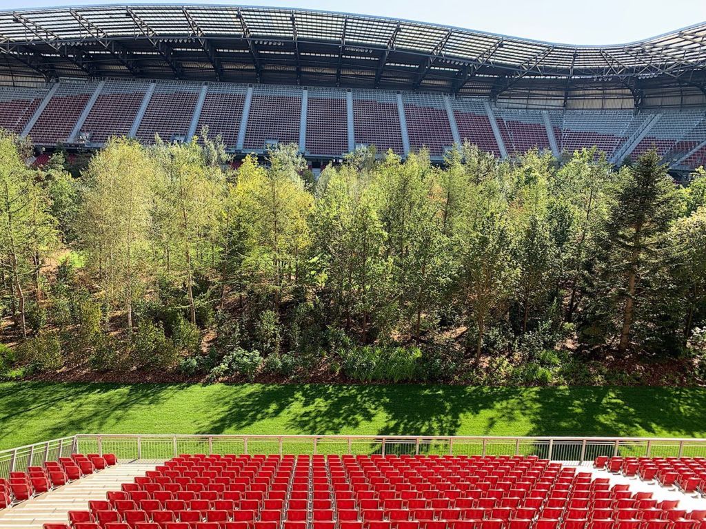 Una foresta in uno stadio. L’installazione di Klaus Littmann in Austria
