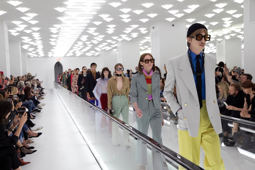Gucci chiude la Milano Fashion Week. Una performance che racconta la libertà di essere se stessi
