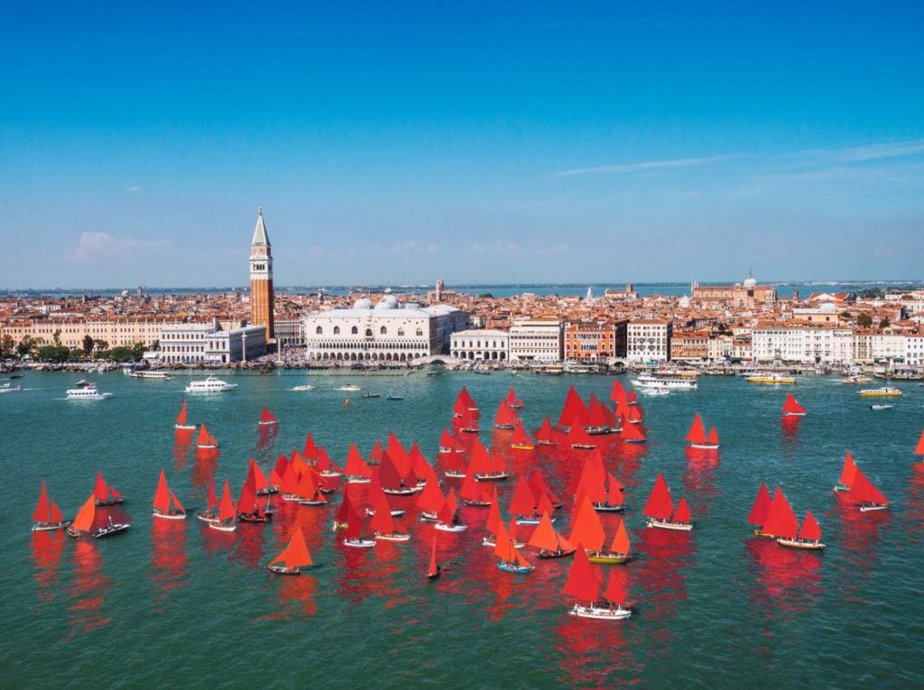 Venezia: 52 barche e un progetto di arte pubblica per Red Regatta
