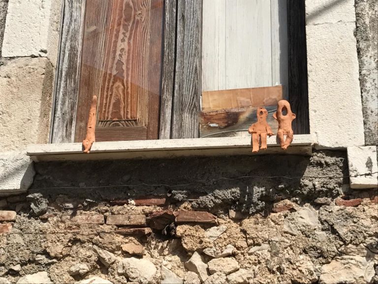 Un'opera di Raffaele Fiorella, tra gli artisti di Straperetana 2019, sul balcone di Palazzo Maccafani