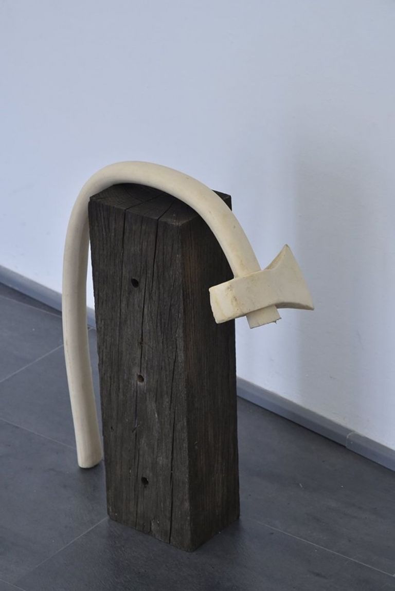 Iacopo Pinelli, Corpi defunzionali (ascia #2), 2019. Courtesy l’artista & Sharaza Gallery, Napoli. Photo Andrea Chemelli