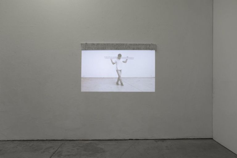 Jacopo Martinotti, 1930, 2018, videoinstallazione, 8’, grafite su marmo di Carrara, 168x16 cm