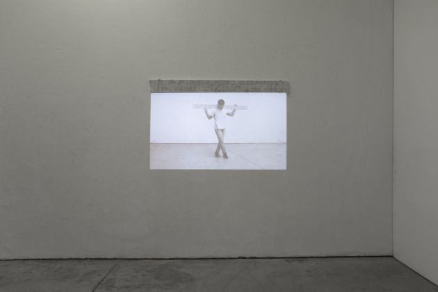 Jacopo Martinotti, 1930, 2018, videoinstallazione, 8’, grafite su marmo di Carrara, 168x16 cm