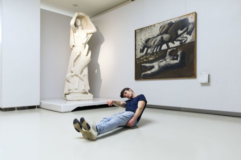 Jacopo Martinotti, La Battaglia di Legnano, 2018, performance al Museo del Novecento di Milano. Photo Alessandro Calabrese