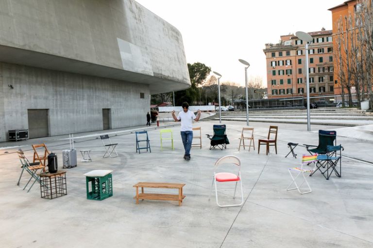 Jacopo Martinotti, Roma 1930, 2019, performance, piazzale del Museo MAXXI di Roma, credito dell’installazione One and Twenty One Chairs, Adrian Paci. Photo Stella Karafili