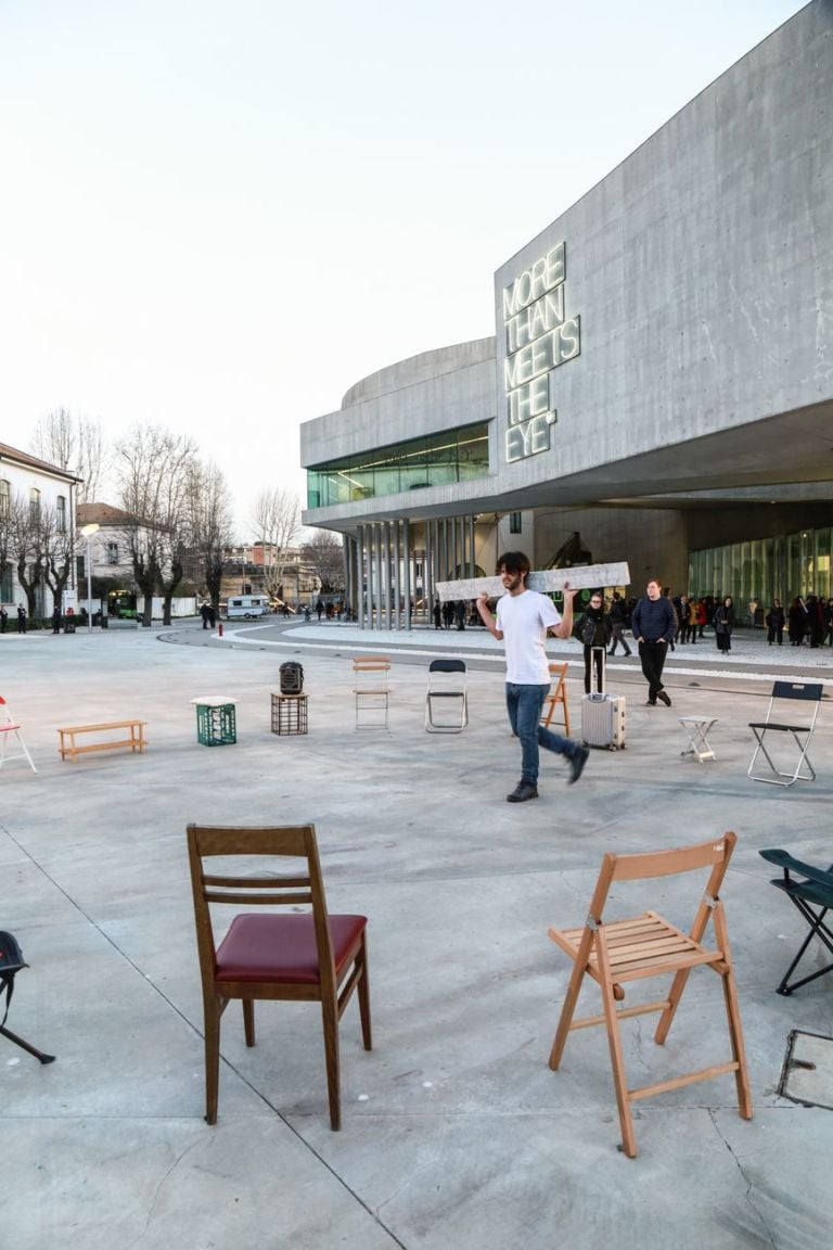 Jacopo Martinotti, Roma 1930, 2019, performance, piazzale del Museo MAXXI di Roma, credito dell’installazione One and Twenty One Chairs, Adrian Paci. Photo Stella Karafili