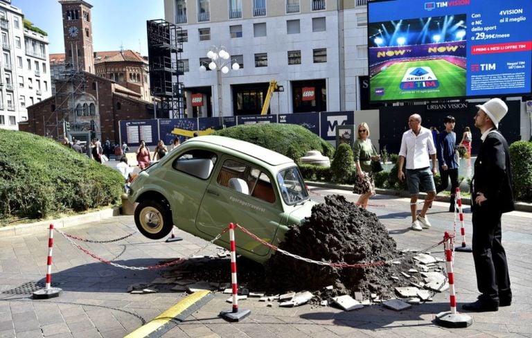 La pubblicità per il cantiere Traversi a Piazza San Babila Ricordate la Fiat Uno di Elmgreen & Dragset in Galleria a Milano? 16 anni dopo ecco la copia