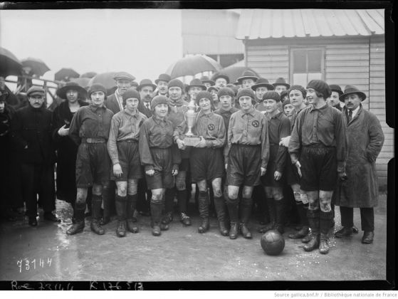 La squadra Sportives de Paris con il trofeo, 1922. Fonte Agence Rol