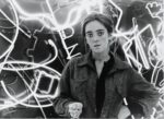 Marta Minujín & Rubén Santantonín, Marta Minujín mentre installa The Neon Tunnel, da La Menesunda, 1965. Courtesy Centro de Artes Visuales Archive, Universidad Torcuato Di Tella