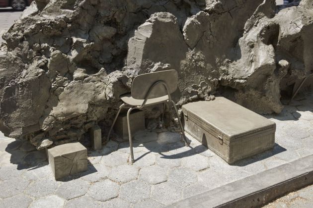 Mark Manders, Tilted Head, 2015-18. Courtesy the artist, Zeno X Gallery, Anversa & Tanya Bonakdar Gallery, New York-Los Angeles. Photo Jason Wyche. Courtesy of Public Art Fund, New York