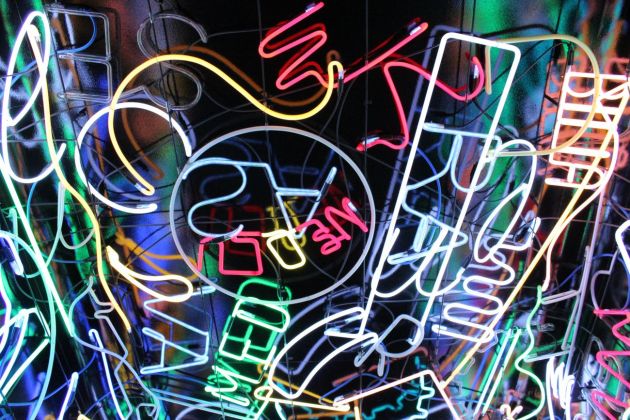 Marta Minujín, The Neon Tunnel, da La Menesunda, 1965 (particolare). Installation view at Museo de Arte Moderno, Buenos Aires 2015. Courtesy Museo de Arte Moderno de Buenos Aires. Photo Agustina Vizcarra
