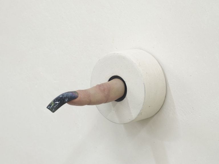Mika Rottenberg, Finger, 2018. Installation view at Goldsmiths Centre for Contemporary Art, Londra 2018. Courtesy the artist & Hauser & Wirth. Photo Andy Keats, 2018