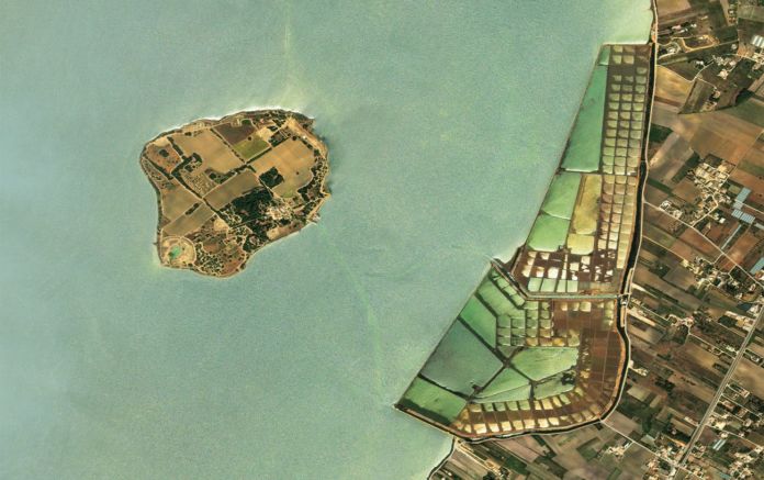 Mozia, insediamento fenicio, VIII sec. a.C. Lungo la costa di fronte all’isola, il paesaggio è caratterizzato dalle saline dello Stagnone. Immagine satellitare © 2019 Maxar Technologies