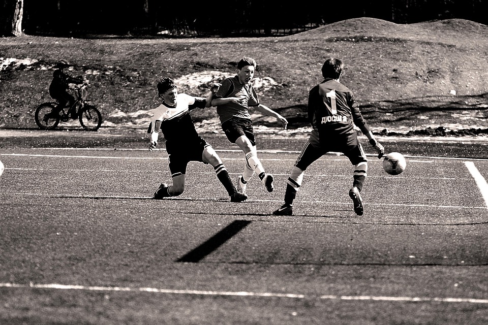 Ragazzi giocano a calcio in un parco