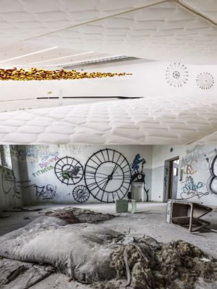 Sopra, World record di Paola Pivi _ sotto, una stanza abbandonata dell'ex Manicomio di Bombello