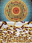 Sopra, un mandala tibetano _ sotto, l'installazione con tuniche di monaci tibetani di Paola Pivi