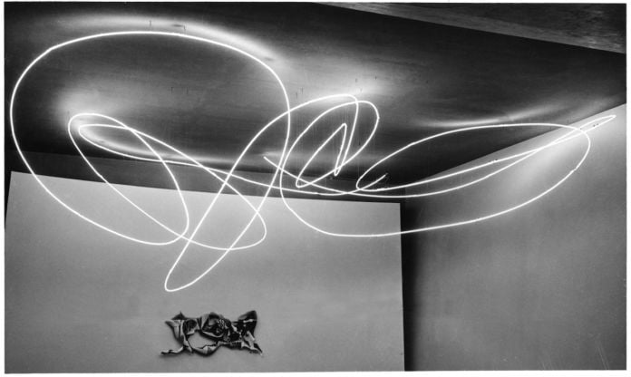 Lucio Fontana, Struttura al neon per la IX Triennale di Milano, 1951. Neon tubes, Environmental size. © Fondazione Lucio Fontana by SIAE 2019 Courtesy Fondazione Lucio Fontana, Milano