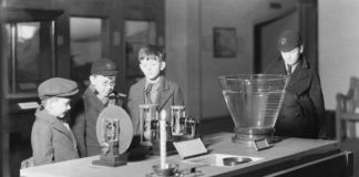 Studenti alla Children’s Gallery del Science Museum, marzo 1934. Photo credit Science Museum SSPL