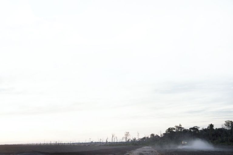 Terra deforestata trattata con sostanze chimiche per attività agricole, Mato Grosso, Brasile, 2015 © Armin Linke & Giulia Bruno, 2015