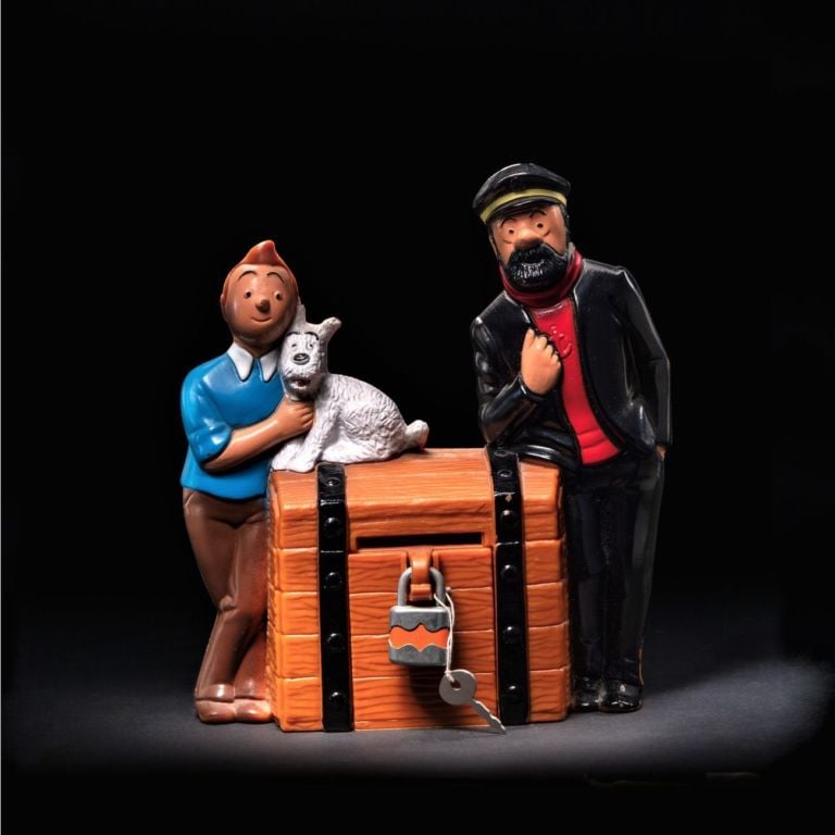 Tintin, Haddock e Milou con il tesoro, Danimarca, 1977-78. Plastica dipinta a mano, h. 17,5 cm. Photo Mauro Davoli