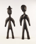 Laboratorio della regione di Segu, Bamana, Mali, Figura maschile e femminile Jomooniw, inizio Novecento Legno e metallo, altezza: 40,5 e 43,3 cm Collezione privata, già Collezione Matisse. Foto: Xavier Martinez