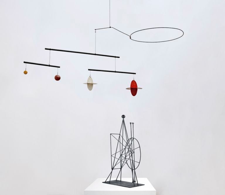 Alexander Calder (1898-1976) Mobile, c. 1937 Wood, sheet metal, rod, string, wire, and paint, 68.5 x 180.3 x 53.3 cm Finnish National Gallery, Ateneum Art Museum, Helsinki © 2019 Calder Foundation, New York/VEGAP, Madrid