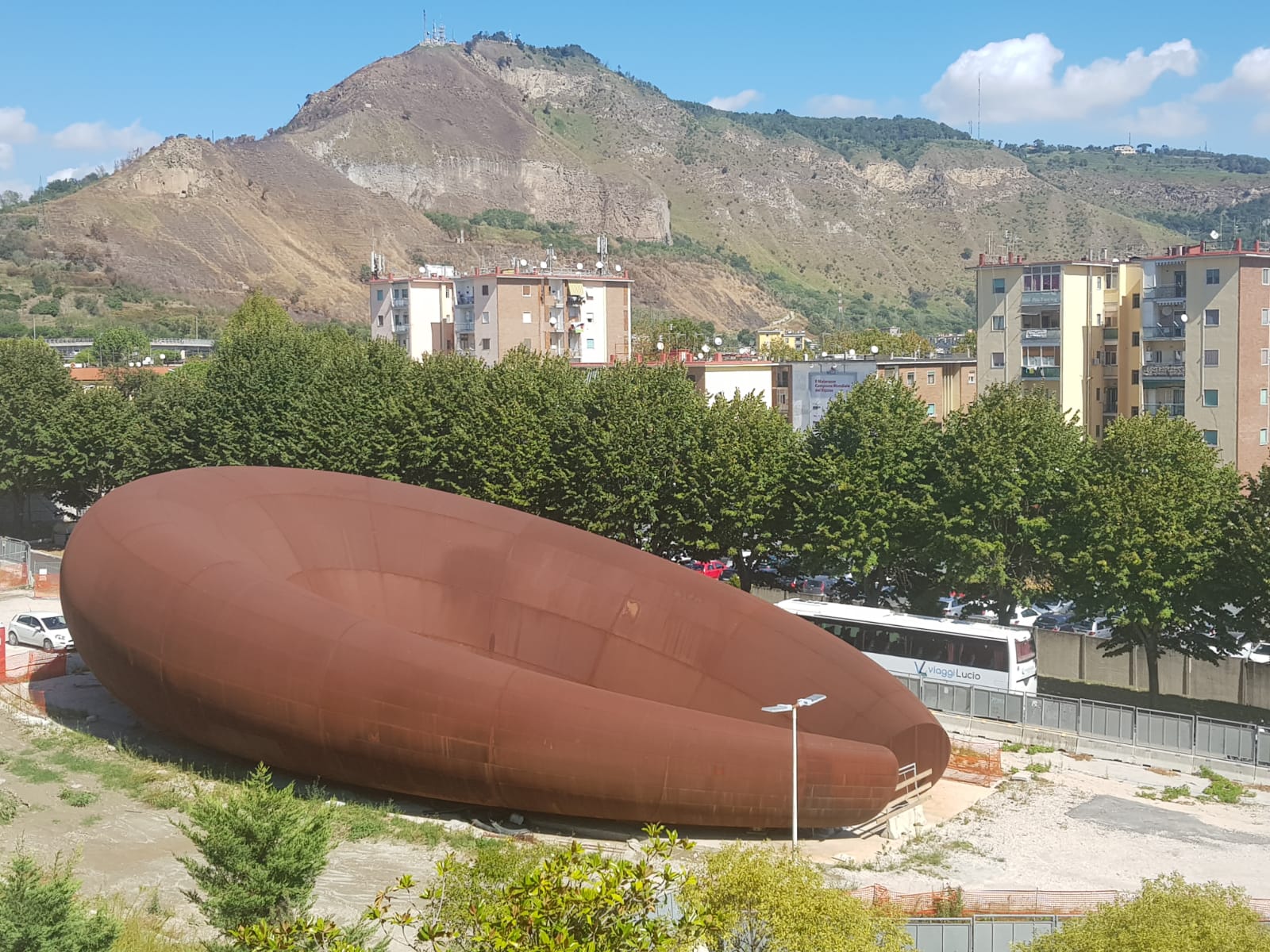 Cantiere della bretella di Monte Sant’Angelo, Stazione metropolitana, entrata Università con l’opera di Anish Kapoor. Courtesy Open House Napoli 2019