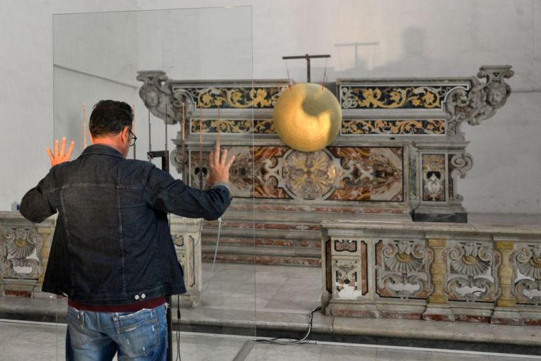 Alessandro Sciaraffa, Totem. Installation view at Complesso Monumentale di San Severo al Pendino, Napoli 2019. Photo credits Angelo Marra