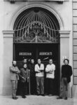 Archizoom, 1968. Da sx, Andrea Branzi, Gilberto Corretti, Paolo Deganello, Massimo Morozzi, Dario e Lucia Bartolini. Photo © Studio Branzi