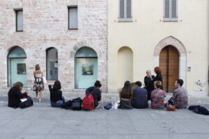 A Foligno l’arte va in vetrina. La mostra di Paola Angelini e Aryan Ozmaei